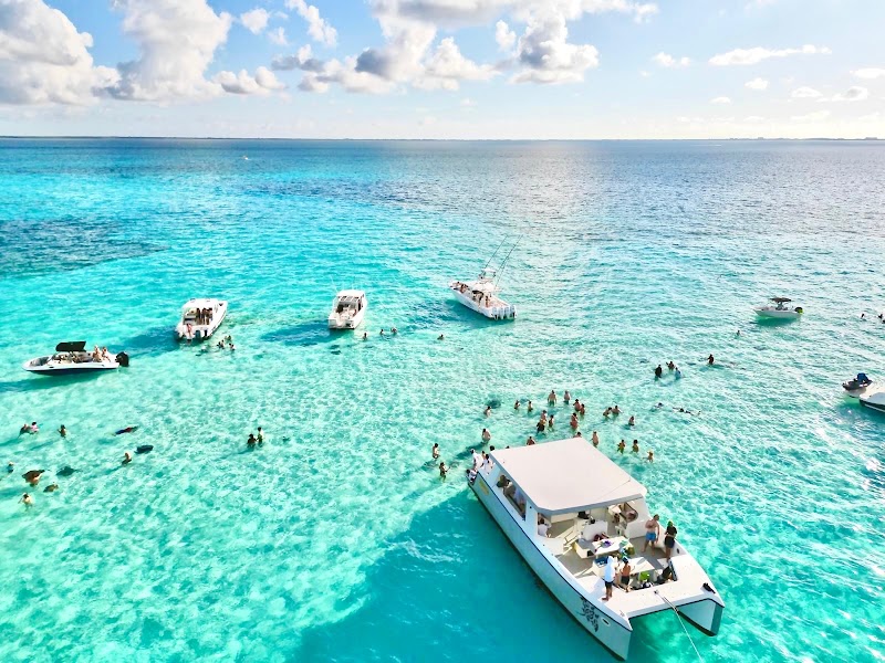 Caymanta Luxury Charters and Tours — Boat Charters in Camana Bay, Grand Cayman photo 2