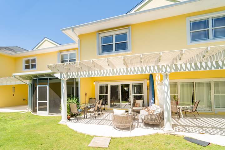 CENTURY 21 Thompson Realty — Residential Sales in Seven Mile Beach, Grand Cayman photo 2