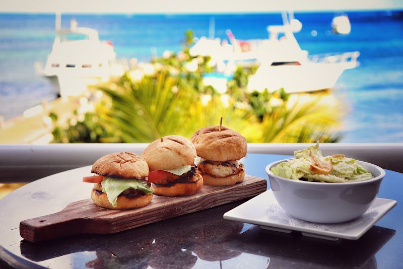 Eagle Ray Dive & Grill — Dive Bar & Grill in East End, Grand Cayman photo 2