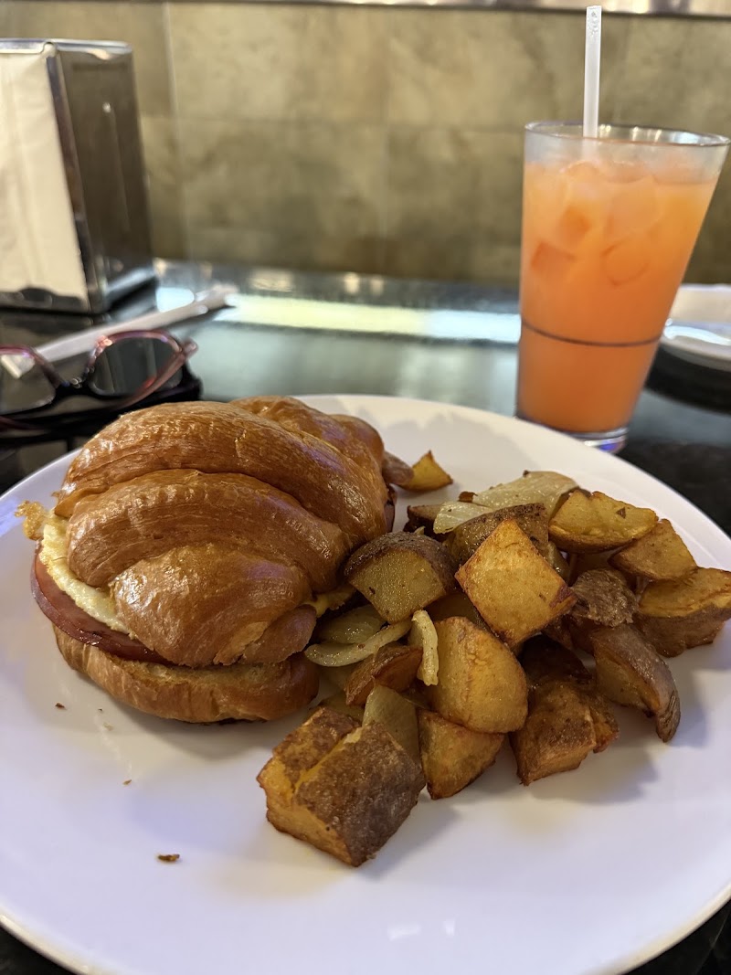 Eats Cafe — Diner in Seven Mile Beach, Grand Cayman photo 3